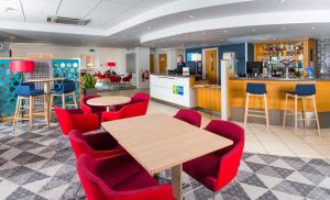 A restaurant or other place to eat at Holiday Inn Express Southampton West, an IHG Hotel 