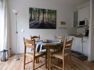 een keuken en eetkamer met een tafel en stoelen bij Ferienwohnung Waldblick in Braunlage