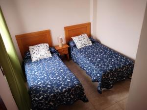 2 Betten nebeneinander in einem Zimmer in der Unterkunft La Casita de Ana in San Sebastián de la Gomera