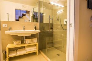 A bathroom at Villa del Sole Siena Még 37 kép