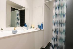 Ванная комната в Exquisite apartment, most convenient location, Apt 5.
