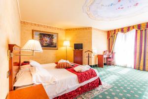 Postel nebo postele na pokoji v ubytování Hotel Cristallo + 37 fotografií