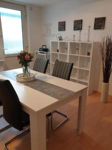 mesa de comedor con 2 sillas y escritorio en City-Appartement Vogel, en Coblenza
