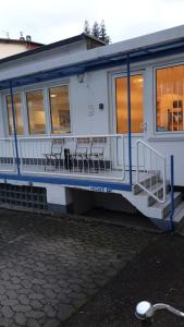 un vagón de tren azul y blanco con mesas y sillas en City-Appartement Vogel, en Coblenza