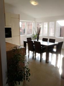 eine Küche und ein Esszimmer mit einem Tisch und Stühlen in der Unterkunft Adriatic Rose Apartment in Turanj