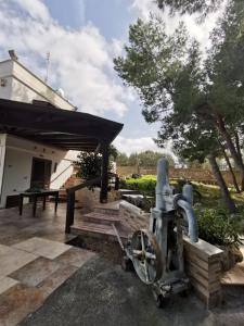 un cannone si trova all'esterno di un edificio di La Casa Nella Pineta - Gallipoli a Gallipoli