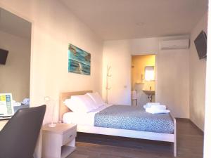 Voodi või voodid majutusasutuse Academy Hotel toas
