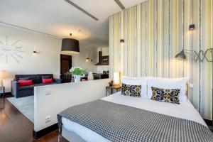 sypialnia z łóżkiem i salon w obiekcie YOUROPO - Torre w Porto