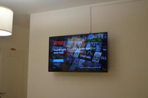 Televízia a/alebo spoločenská miestnosť v ubytovaní B&B Il Viaggiatore