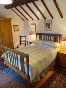 - une chambre avec un grand lit dans l'établissement Bank Farm Cottages, à Nantwich