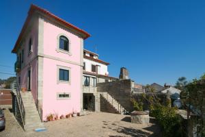 een roze huis met een trap ervoor bij Dias House in Viana do Castelo
