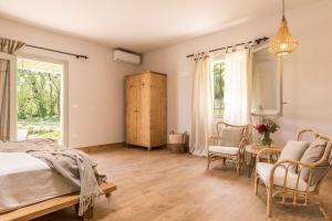een slaapkamer met een bed en een tafel en stoelen bij Luna Inn B&B in Corfu-stad