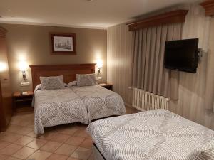 A bed or beds in a room at Hotel-Restaurante La Quadra