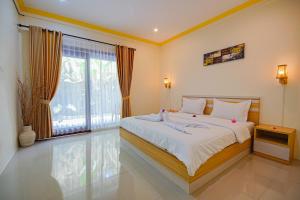 1 dormitorio con cama grande y ventana grande en Zamzam anjani villa en Praya