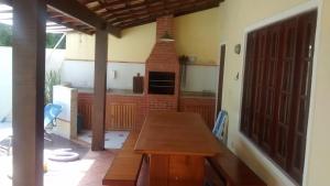 eine Küche mit einem Holztisch in einem Zimmer in der Unterkunft Casa piscina, mar e lagoa in Araruama