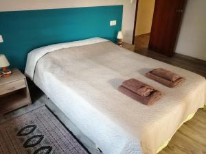 ラ・マタにあるCasas Holiday - Playa la Mataのベッドルーム1室(ベッド1台、タオル2枚付)