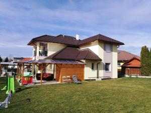 una casa con cortile e parco giochi di Villa Katalino a Gyenesdiás