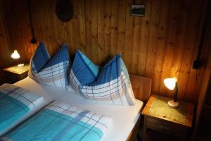 A bed or beds in a room at Platzerhütte