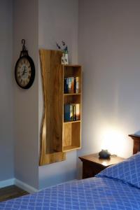 um quarto com uma estante de livros e um relógio em ViaNova14 em Reuterstadt Stavenhagen