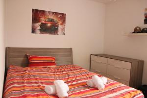 ein Schlafzimmer mit einem Bett mit Handtüchern darauf in der Unterkunft HAPPY & COSY place, Via Trieste in Ljubljana