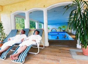 Bazén v ubytovaní Märchenhotel 3 Sterne Superior Waldpension Nebelstein alebo v jeho blízkosti