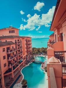 佛羅安那波里的住宿－Jurerê Beach Village - Flat na Praia，从大楼的阳台上可欣赏到游泳池的景色