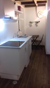 una cucina con un lavello e un piano di lavoro di Guest House Páteo da Cadeia Velha a Serpa