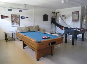 sala de estar con mesa de billar y sofá en Family Vacation Home With Pool and Spa Near Disney and Universal, en Orlando
