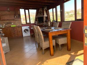 a dining room with a table and chairs in a kitchen at Daniella in Ingenio