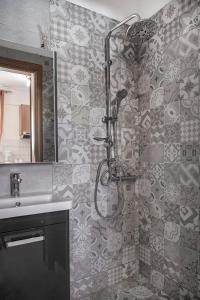 テッサロニキにあるEgnatia Flatのバスルーム(シャワー、洗面台、鏡付)