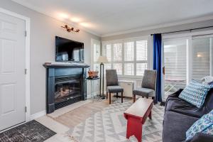 ein Wohnzimmer mit einem Sofa und einem Kamin in der Unterkunft Mountainside Resort Condo at Blue in Blue Mountains