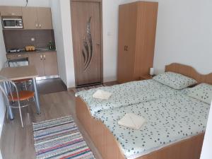 מיטה או מיטות בחדר ב-Kacsó Apartma