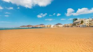 a view of a beach with buildings and the ocean at Casa Familiar CD in Las Palmas de Gran Canaria