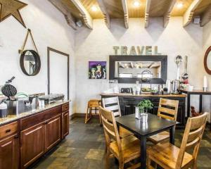 una cucina e una sala da pranzo con tavolo e sedie di The Lodge on Route 66 a Williams Altre 37 foto