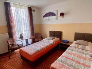 um quarto de hotel com duas camas e uma janela em Eurostopas em Bremen