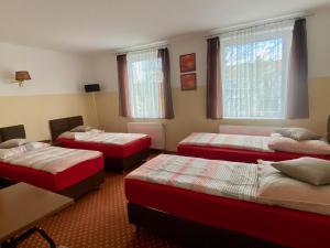 Zimmer mit 3 Betten und 2 Fenstern in der Unterkunft Eurostopas in Bremen