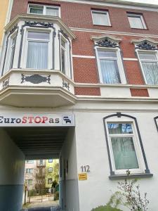 un edificio con una señal de stop delante de él en Eurostopas en Bremen