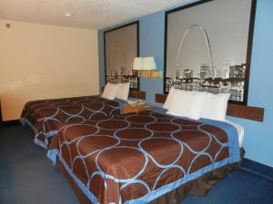 Un pat sau paturi într-o cameră la Super 8 by Wyndham Potosi