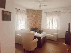 a living room with a couch and a table and chairs at Casa con piscina de agua salada Villa Pepucho 1 in Córdoba