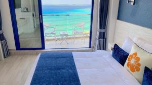 Postel nebo postele na pokoji v ubytování Kaani Palm Beach