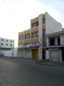 uma rua vazia em frente a um edifício em HOTEL en MONTERIA CITY em Montería