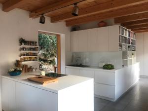 cocina con armarios blancos y encimera blanca en The end of the road-entire house near Bled, en Radovljica