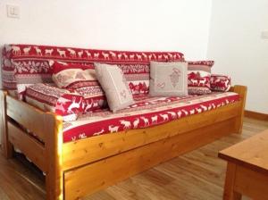 een houten bank met kussens in een kamer bij Saboia in La Tania
