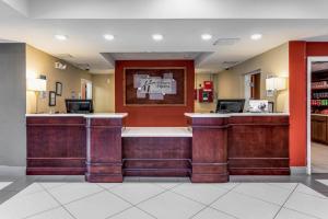 a bar in a hotel room with a counter at Holiday Inn Express & Suites Lantana, an IHG Hotel in Lantana