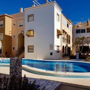 Bazén v ubytovaní Apartament Naranja con piscina urb El Paraiso alebo v jeho blízkosti