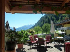 Vista generica sulle montagne o vista sulle montagne dall'interno dell'hotel