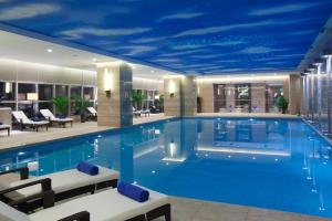 Bazén v ubytování Crowne Plaza Xiangyang by IHG nebo v jeho okolí