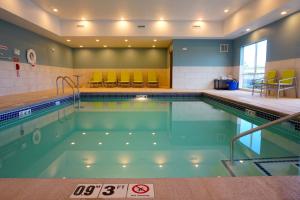 una piscina en un edificio con piscina en Holiday Inn Express & Suites Omaha - Millard Area, an IHG Hotel, en Millard