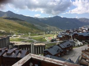 a view of a town with mountains in the background at Résidence Dome de Polset - Studio 2 adultes et 2 enfants - Wifi in Val Thorens