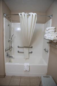 uma casa de banho com banheira e cortina de chuveiro em Super 8 by Wyndham Fairmont em Fairmont